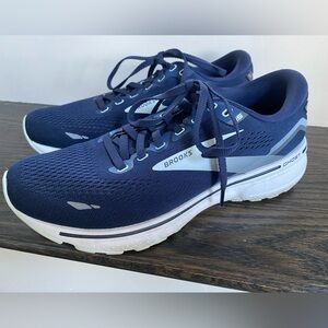 Brooks Ghost sneakers size 8
